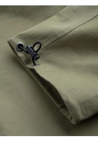 Ombre Clothing - Męskie spodnie cargo STRAIGHT LEG z trójkątnym pinem na kieszeni – oliwkowe V2. Okazja: na co dzień. Kolor: oliwkowy. Materiał: bawełna, elastan, materiał. Wzór: gładki. Styl: casual, elegancki #8