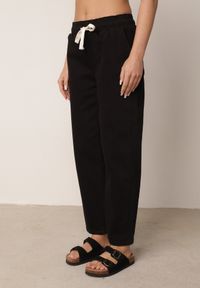 Born2be - Czarne Bawełniane Jeansy o Kroju Mom Fit ze Ściągaczem w Pasie Elrinvia. Okazja: do pracy, na co dzień. Kolor: czarny. Długość: długie. Styl: casual #2