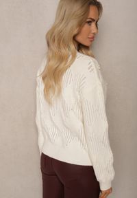 Renee - Jasnobeżowy Prosty Sweter z Ozdobnymi Metalicznymi Przeszyciami i Perełkami Zinrila. Kolor: beżowy. Materiał: jeans. Styl: klasyczny, elegancki #4