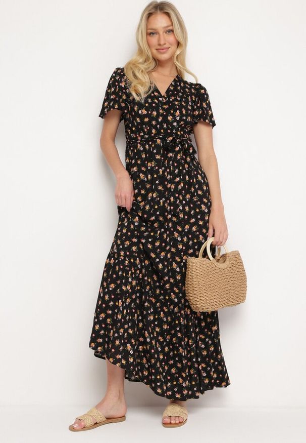 Born2be - Czarno-Różowa Wiskozowa Sukienka z Kopertowym Dekoltem z Gumką w Pasie i Materiałowym Paskiem Fanesia. Okazja: na co dzień. Typ kołnierza: dekolt kopertowy. Kolor: czarny. Materiał: wiskoza, materiał. Długość rękawa: krótki rękaw. Sezon: lato. Typ sukienki: kopertowe. Styl: casual