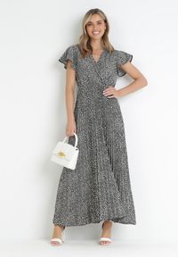 Born2be - Czarna Plisowana Sukienka Maxi z Gumką w Talii i Kopertowym Dekoltem Kaimarie. Okazja: na co dzień. Kolor: czarny. Typ sukienki: kopertowe. Styl: casual. Długość: maxi #4