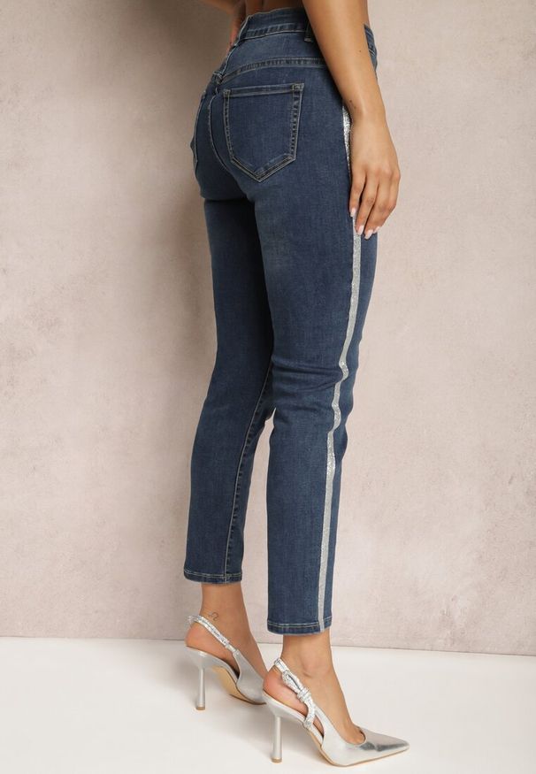 Renee - Granatowe Jeansy o Fasonie Skinny z Lampasami z Brokatu Qistella. Okazja: na co dzień. Kolor: niebieski. Długość: długie. Styl: casual, wizytowy, rockowy