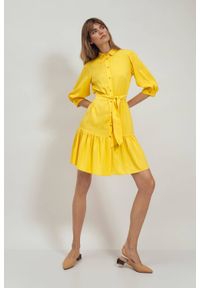 Nife - Wiskozowa koszulowa sukienka z falbaną wiązana w pasie żółta. Kolor: żółty. Materiał: wiskoza. Typ sukienki: koszulowe #2
