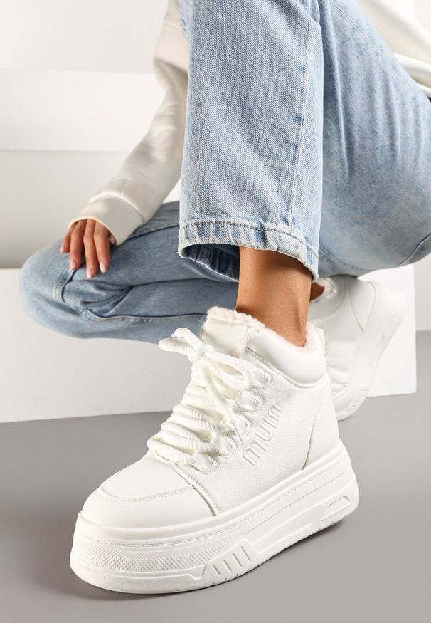 Renee - Białe Sneakersy na Grubej Podeszwie Mocno Ocieplane Futrem Leavinael. Okazja: na co dzień. Kolor: biały. Materiał: futro. Wzór: napisy. Obcas: na obcasie. Wysokość obcasa: średni