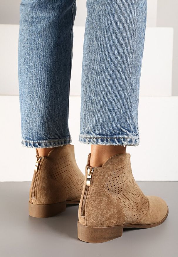 Renee - Ciemnobeżowe Botki Vices z Ekozamszu z Ażurową Cholewką Selianae. Okazja: na co dzień, do pracy. Nosek buta: szpiczasty. Kolor: beżowy. Szerokość cholewki: normalna. Wzór: ażurowy. Materiał: dzianina. Obcas: na obcasie. Styl: casual, klasyczny, elegancki. Wysokość obcasa: średni