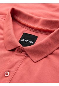 Ombre Clothing - Koszulka polo z bawełnianej dzianiny pique – koralowa V6 - Rozmiar: M. Okazja: na co dzień. Typ kołnierza: polo. Kolor: pomarańczowy. Materiał: bawełna, dzianina. Długość rękawa: krótki rękaw. Długość: krótkie. Wzór: haft. Styl: casual, elegancki #4