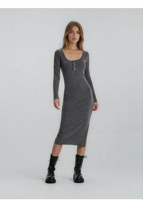 Sinsay - Sukienka midi z guzikami przy dekolcie - szary. Kolor: szary. Długość: midi