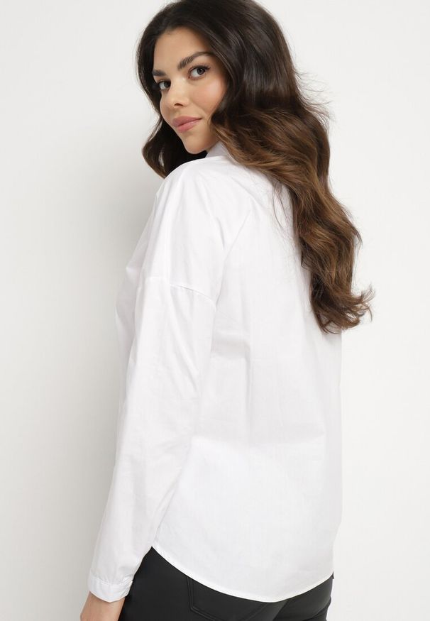 Born2be - Biała Koszula z Nadrukiem Tulipana z Bawełny Aelirava. Okazja: na co dzień. Kolor: biały. Materiał: bawełna. Wzór: nadruk. Styl: boho, klasyczny, casual