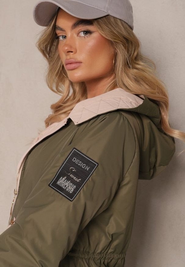 Renee - Ciemnozielona Kurtka o Kroju Parki z Kapturem i Ściągaczem w Talii Zizana. Okazja: na co dzień. Typ kołnierza: kaptur. Kolor: zielony. Materiał: jeans. Wzór: ażurowy. Styl: klasyczny, elegancki, casual