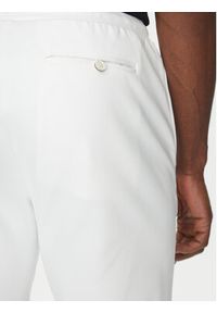 BOSS Szorty sportowe 50537819 Biały Regular Fit. Kolor: biały. Materiał: syntetyk. Styl: sportowy