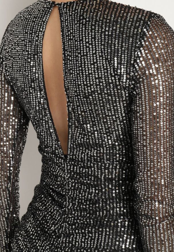 Born2be - Czarno-Srebrna Cekinowa Sukienka z Marszczeniem Nerli. Kolor: srebrny. Wzór: aplikacja. Długość: mini