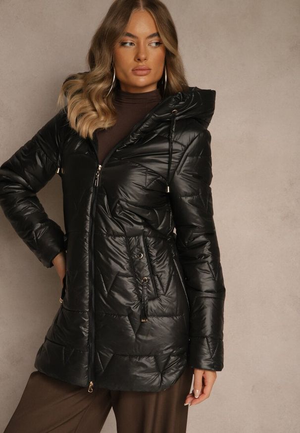 Renee - Czarna Przejściowa Kurtka z Pikowanymi Przeszyciami Kapturem i Suwakami Taranessa. Okazja: na imprezę, na co dzień. Kolor: czarny. Materiał: dzianina, jeans. Styl: elegancki, casual, klasyczny