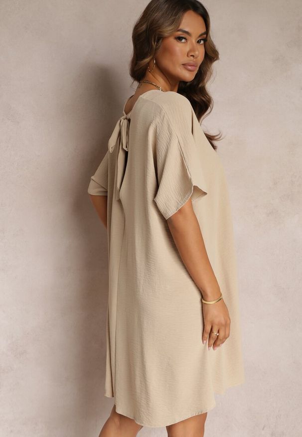 Renee - Beżowa Sukienka o Kroju Nietoperza z Ozdobnym Wiązaniem na Plecach Cylean. Kolor: beżowy