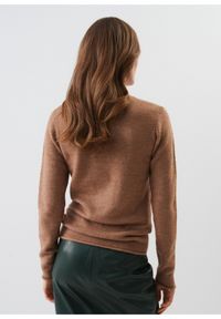 Ochnik - Jasnobrązowy sweter damski. Typ kołnierza: golf. Kolor: brązowy. Materiał: akryl. Długość: długie. Wzór: ze splotem #3