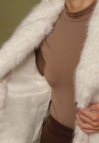 Born2be - Beżowa Kurtka Futerko z Ozdobnym Kołnierzem Devrenna. Okazja: na co dzień. Kolor: biały. Materiał: futro. Sezon: zima. Styl: klasyczny, casual, elegancki #4