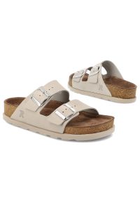 Klapki Damskie Rieker, cholewka skóra naturalna gładka dwa szerokie paski z metalowymi klamrami odkryte palce regulowane zapięcie. Okazja: na spacer, na co dzień. Kolor: szary. Materiał: skóra. Wzór: gładki, paski. Sezon: lato. Styl: casual, wakacyjny #6