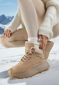 Born2be - Jasnobrązowe Sneakersy Śniegowce Vices na Grubej Podeszwie Ozdobione Futerkiem i Napisem Nelinena. Okazja: na co dzień. Kolor: brązowy. Materiał: futro. Wzór: napisy, aplikacja. Sport: golf #1