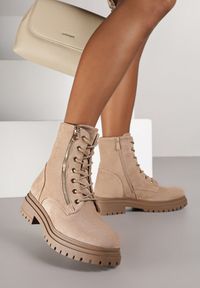 Renee - Ciemnobeżowe Botki Workery Ozdobione Suwakiem Clarena. Okazja: na co dzień. Kolor: beżowy. Wzór: aplikacja. Styl: casual, elegancki
