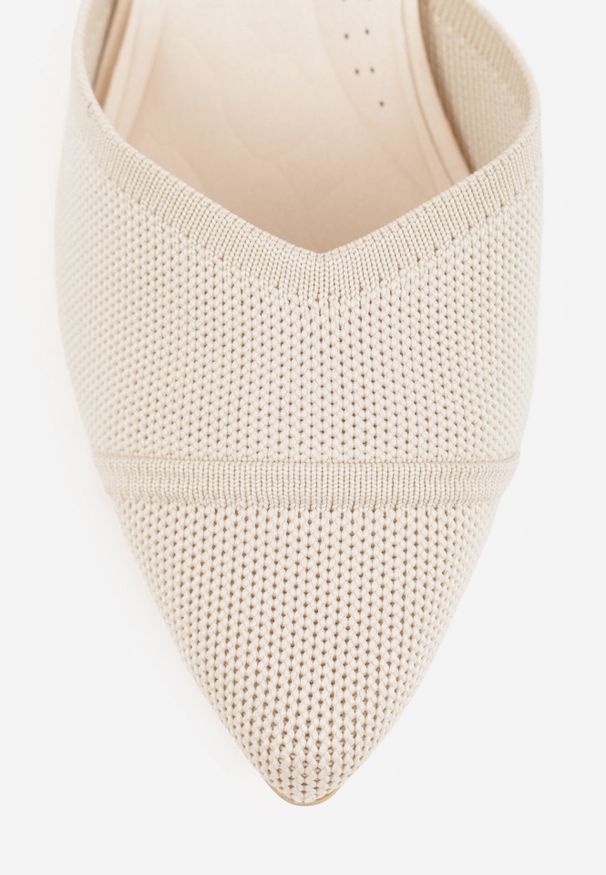 Born2be - Beżowe Strukturalne Czółenka VICES na Słupku z Paskiem wokół Kostki Kallimei. Okazja: na co dzień, na spotkanie biznesowe. Zapięcie: pasek. Kolor: beżowy. Materiał: jeans. Obcas: na słupku. Styl: casual, biznesowy, elegancki