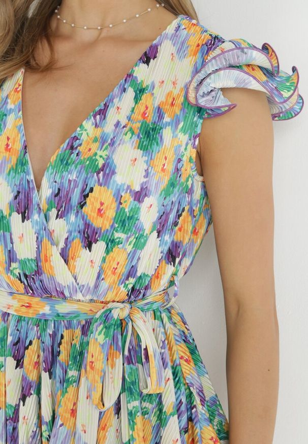 Born2be - Fioletowo-Zielony Plisowany Kombinezon z Krótkimi Nogawkami i Gumką w Pasie w Kwiaty Marjolaina. Kolor: fioletowy. Materiał: tkanina, materiał. Długość rękawa: bez rękawów. Długość: krótkie. Wzór: kwiaty. Sezon: wiosna, lato