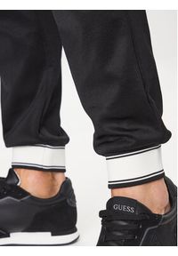 Guess Spodnie dresowe Z3YB05 FL04Q Czarny Regular Fit. Kolor: czarny. Materiał: bawełna, dresówka, syntetyk