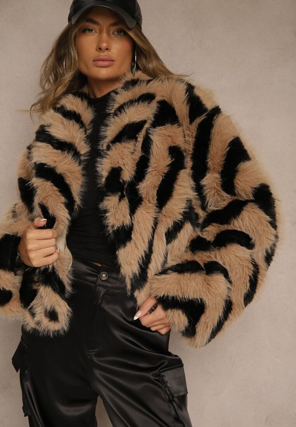 Renee - Brązowo-Czarna Kurtka Futerko Zdobiona Wzorem w Paski Alindde. Okazja: na co dzień, na studniówkę. Kolor: brązowy. Materiał: futro. Wzór: paski, aplikacja. Styl: casual