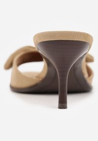 Renee - Beżowe Klapki na Szpilce VICES Ozdobione z Przodu Kokardą Adneiros. Okazja: na imprezę. Kolor: beżowy. Materiał: satyna. Wzór: aplikacja. Obcas: na szpilce #7