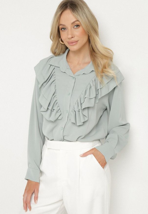 Born2be - Jasnozielona Koszula z Ozdobną Falbaną Cornelea. Okazja: na co dzień. Kolor: zielony. Materiał: jeans. Styl: klasyczny, elegancki, casual