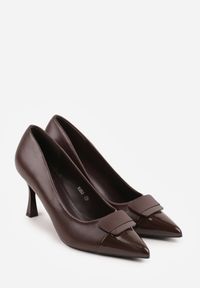 Renee - Brązowe Szpilki z Kwadratową Ozdobą z Przodu Phereshi. Okazja: na co dzień. Kolor: brązowy. Materiał: jeans. Wzór: aplikacja. Obcas: na szpilce. Styl: casual, elegancki #2