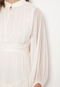 Born2be - Jasnobeżowa Długa Sukienka Koktajlowa w Stylu Retro z Plisami i Stójką Leowia. Typ kołnierza: kołnierzyk stójkowy. Kolor: beżowy. Styl: wizytowy, retro. Długość: maxi #4