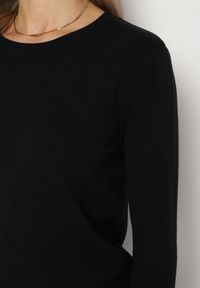 Born2be - Czarny Casualowy Sweter o Klasycznym Kroju z Wełną i Kaszmirem Dailithra. Okazja: na co dzień. Kolor: czarny. Materiał: kaszmir, wełna. Wzór: aplikacja. Styl: klasyczny, casual #7
