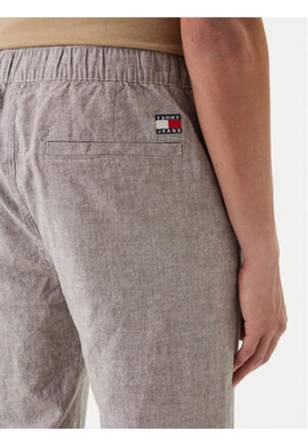 Tommy Jeans Spodnie materiałowe Sonny DM0DM22820 Beżowy Slim Fit. Kolor: beżowy. Materiał: bawełna, len