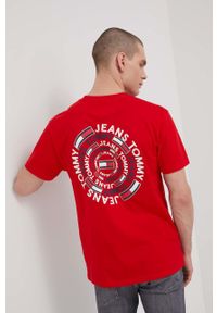 Tommy Jeans t-shirt bawełniany kolor czerwony z nadrukiem. Okazja: na co dzień. Kolor: czerwony. Materiał: bawełna. Wzór: nadruk. Styl: casual