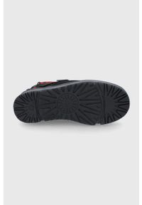 Ugg - UGG Śniegowce zamszowe kolor czarny. Nosek buta: okrągły. Zapięcie: sznurówki. Kolor: czarny. Materiał: zamsz