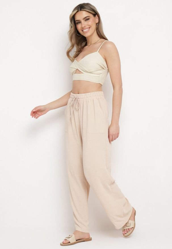 Born2be - Beżowe Spodnie z Prostą Nogawką i Kieszeniami oraz Sznurkiem w Talii Qulai. Okazja: na co dzień, na spacer. Kolor: beżowy. Styl: klasyczny, casual