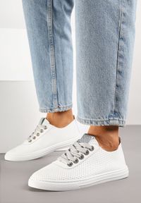 Born2be - Srebrne Tenisówki z Ażurową Cholewką i Cyrkoniami Liricela. Okazja: na co dzień. Kolor: srebrny. Materiał: jeans. Szerokość cholewki: normalna. Wzór: ażurowy. Styl: klasyczny, casual