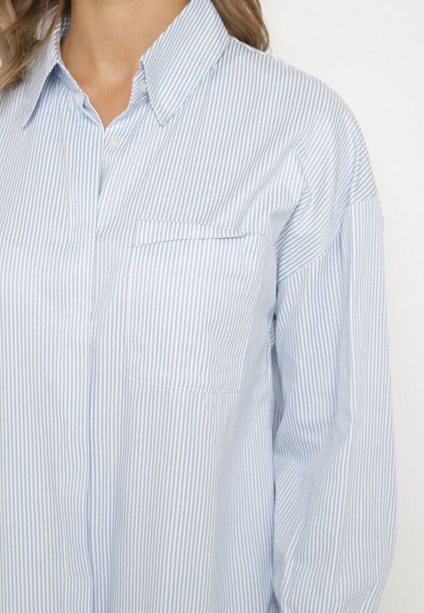 Born2be - Niebieska Koszula Zapinana na Guziki z Kieszonką Uloedri. Okazja: na co dzień, na spotkanie biznesowe. Kolekcja: plus size. Kolor: niebieski. Materiał: jeans. Długość rękawa: długi rękaw. Długość: długie. Styl: klasyczny, biznesowy, casual