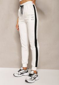 Renee - Białe Spodnie Dresowe High Waist Wykończone Lampasami i Ozdobione Napisem Sikara. Okazja: na co dzień. Stan: podwyższony. Kolor: biały. Materiał: dresówka. Długość: krótkie. Wzór: napisy, aplikacja. Styl: sportowy, elegancki, casual #3
