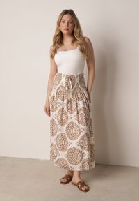 Born2be - Beżowa Rozkloszowana Spódnica z Wiskozy z Wysokim Stanem i Etnicznym Wzorem Ari. Okazja: do pracy, na co dzień, na spacer. Stan: podwyższony. Kolor: beżowy. Materiał: wiskoza. Wzór: aplikacja. Sezon: lato. Styl: casual #6