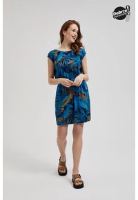 MOODO - Sukienka z okrągłym dekoltem w tropikalny wzór niebieska. Kolor: niebieski