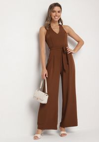 Born2be - Brązowy Taliowany Kombinezon z Paskiem Wiązaniem i Odkrytymi Plecami Malurea. Okazja: na imprezę, na co dzień. Kolor: brązowy. Materiał: jeans. Sezon: lato. Styl: casual #3