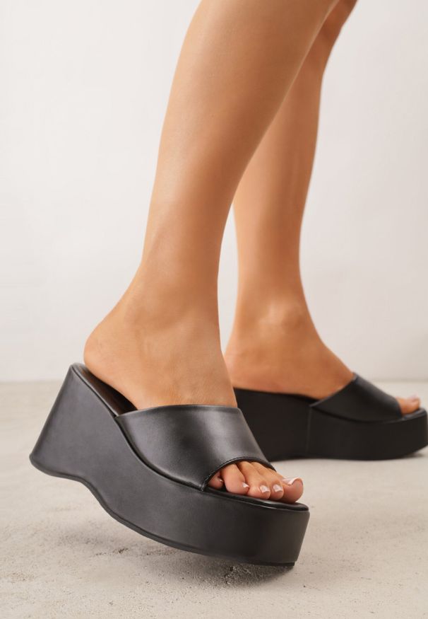 Born2be - Czarne Minimalistyczne Klapki na Koturnie z Kwadratowym Noskiem Mosing. Okazja: do pracy, na co dzień. Kolor: czarny. Sezon: lato. Obcas: na koturnie. Styl: elegancki, klasyczny, casual. Wysokość obcasa: średni