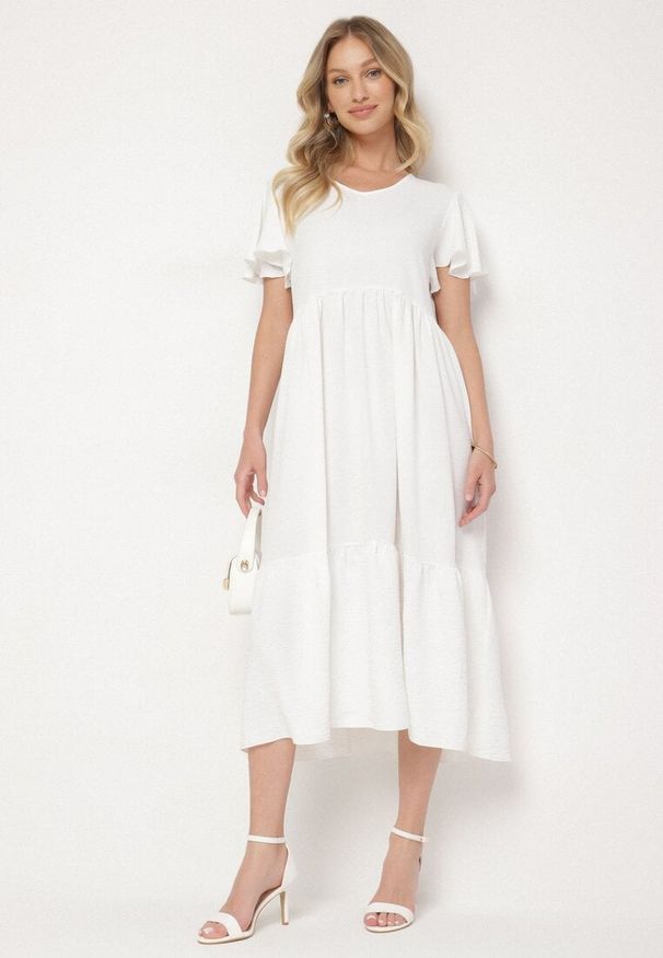 Born2be - Biała Sukienka o Rozkloszowanym Kroju z Wiskozą Filastia. Okazja: na co dzień. Typ kołnierza: dekolt w kształcie V. Kolor: biały. Materiał: wiskoza. Długość rękawa: krótki rękaw. Typ sukienki: rozkloszowane. Styl: casual, klasyczny, elegancki