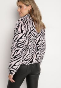 Born2be - Jasnoróżowa Futrzana Kurtka w Zebrę o Prostym Kroju ze Ściągaczem i Kieszeniami Velsomi. Kolor: różowy. Materiał: futro. Wzór: motyw zwierzęcy. Styl: elegancki #2