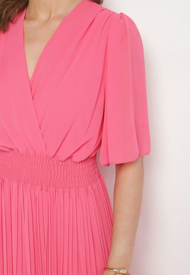 Born2be - Fuksjowy Plisowany Kombinezon o Kopertowym Kroju z Gumką w Talii Ameddie. Okazja: na co dzień. Kolor: różowy. Styl: casual, elegancki
