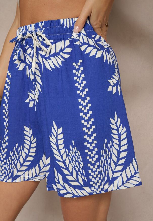 Renee - Niebieskie Wiskozowe Szorty z Gumką w Pasie z Motywem Roślinnym Savissea. Okazja: na spacer, na co dzień. Kolor: niebieski. Materiał: wiskoza. Wzór: aplikacja. Sezon: lato. Styl: casual, elegancki