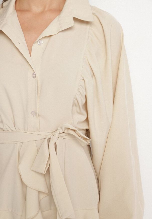 Born2be - Beżowa Sukienka Ozdobiona Paskiem i Falbanami Divilena. Okazja: na co dzień. Kolor: beżowy. Materiał: jeans. Wzór: aplikacja. Styl: casual, elegancki