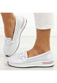 Białe skórzane półbuty damskie Filippo Dp4400/26. Okazja: na spacer, na co dzień. Nosek buta: okrągły. Kolor: biały. Materiał: skóra. Szerokość cholewki: normalna. Wzór: ażurowy. Sezon: wiosna, jesień, lato. Styl: casual, elegancki, klasyczny #1