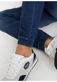 bonprix - Joggery jeansowe z gumką w talii o kroju regular fit, prosta nogawka. Kolor: niebieski #3
