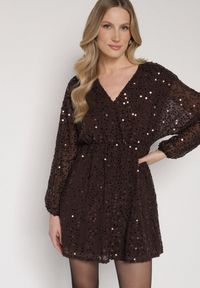 Born2be - Brązowa Cekinowa Sukienka o Rozkloszowanym Kroju z Długimi Rękawami Reira. Okazja: na imprezę. Kolor: brązowy. Materiał: poliester. Długość rękawa: długi rękaw. Styl: elegancki #6